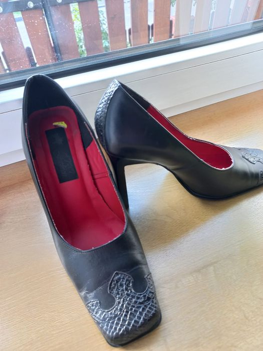 Buty pantofle na obcasie prawdopodobnie skórzane