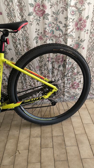 Scott Aspect 950 (Edição de 2018) na combinação de cores oficial Yellow/Black/Red.