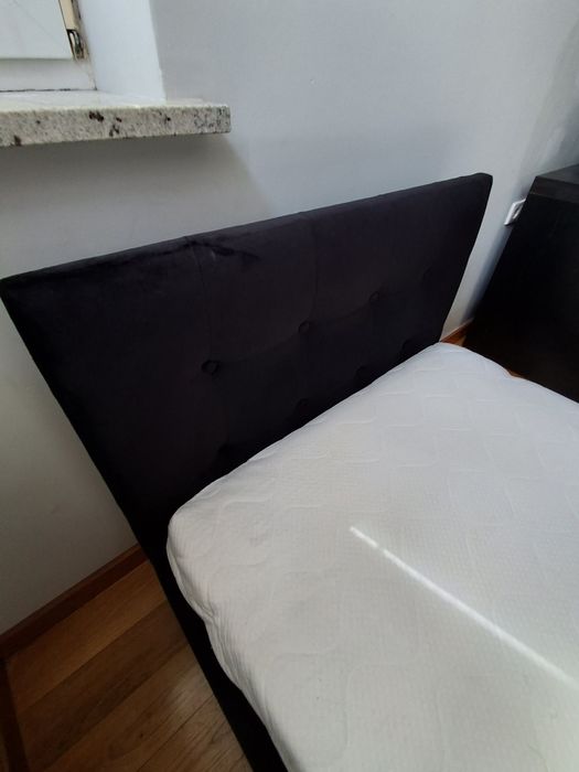 Łóżko z materacem
