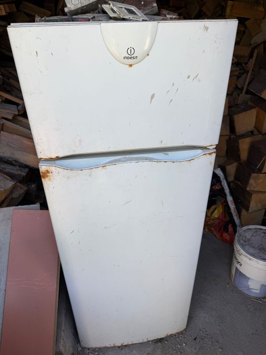 Frigorífico com 2 portas indesit