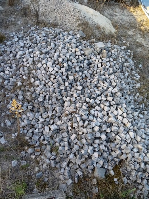 Paralelos em Pedra para Pavimento – Bom Estado