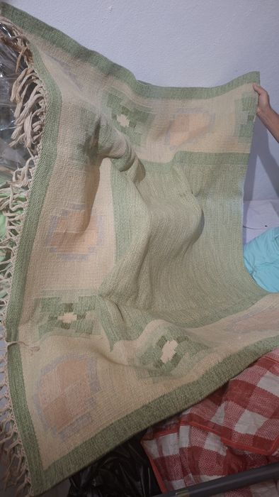 Carpete com tons de beje e verde