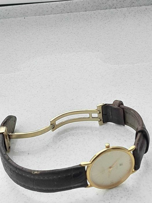 Продам наручные часы (на фото). Часы покупались в фирменном магазине.