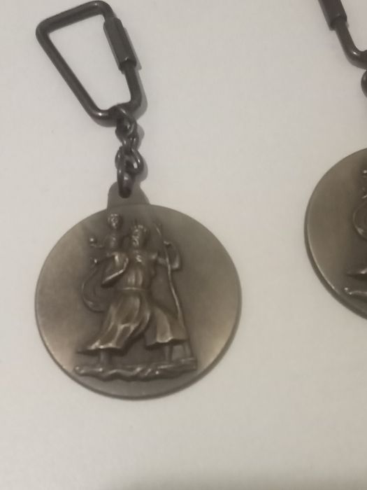 Porta chaves e medalha em metal/ broze