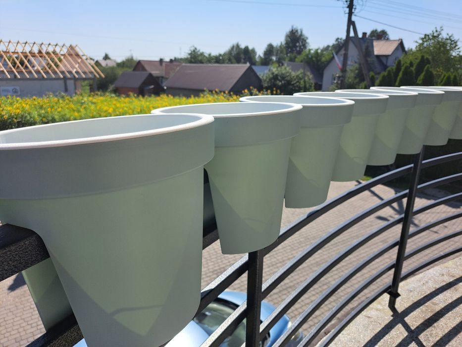 Doniczka balkonowa okrągła na balustradę