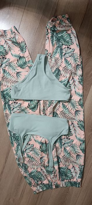 Пакет красивого одягу на дівчину