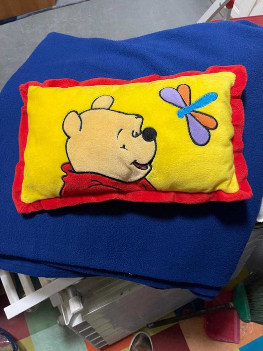 Diversos peluches e almofadas infantis