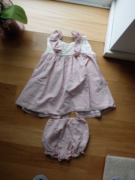 Roupa e calçado variado de menina desde recém-nascida até 5 anos.