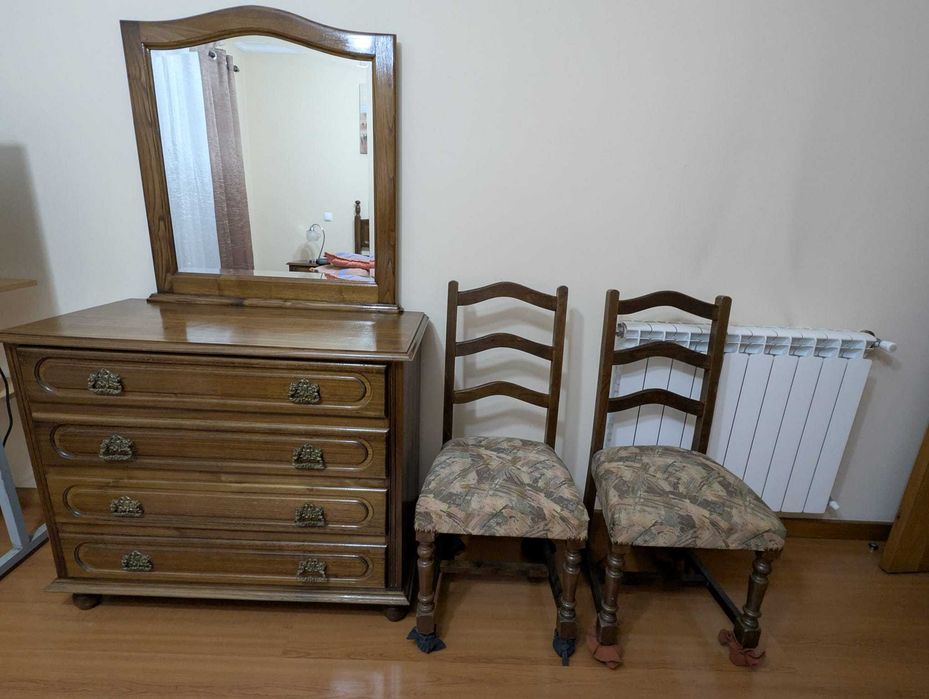 Mobília de quarto usada.