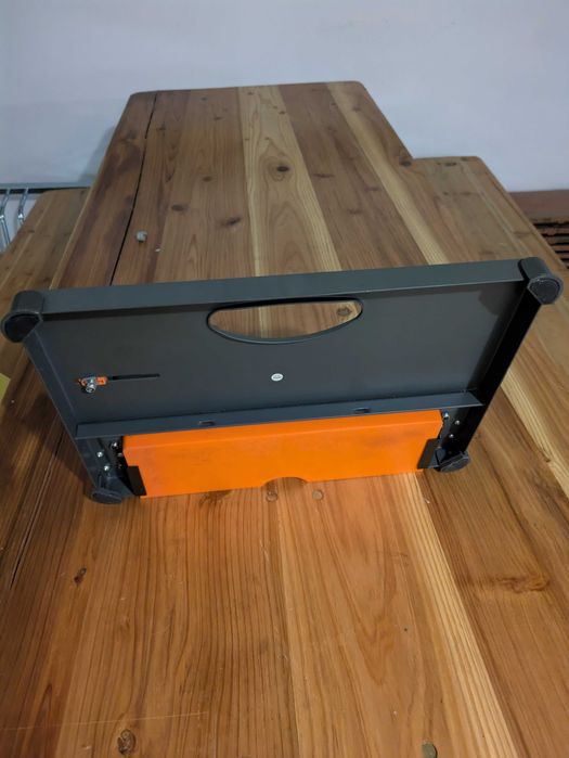 Máquina para perfurar folhas