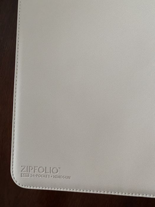 Ultimate Guard Zipfolio Xenoskin 24 Pocket Branco