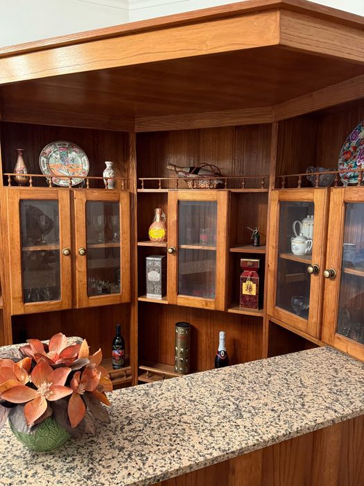 Bar de sala em madeira