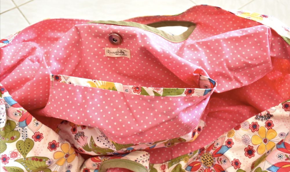 Saco branco com flores e forro rosa (feito à mão)