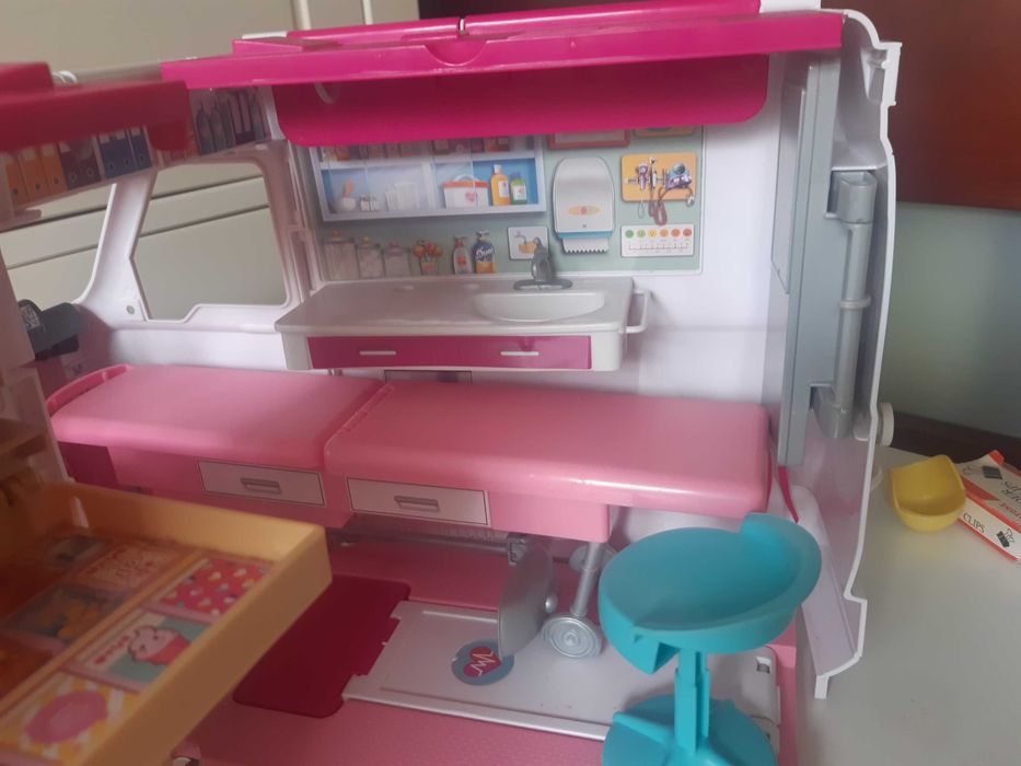 Mobilna klinka barbie- karetka.
