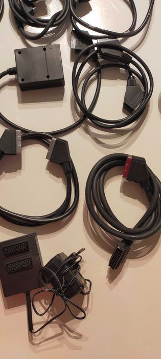 11 Cabos SCART com diferentes tamanhos e adaptor AC-DC