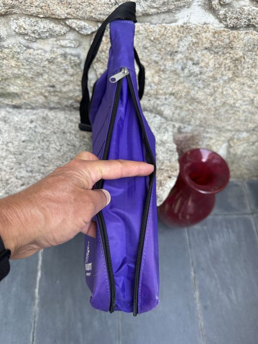 Saco a tiracolo de cor roxa