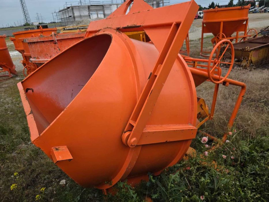 Pojemnik Zbiornik do transportu betonu EICHINGER 1018H 2000l wylew centralny możliwy rękaw w pionie i poziomie żuraw dźwigowy trawers  beton  39