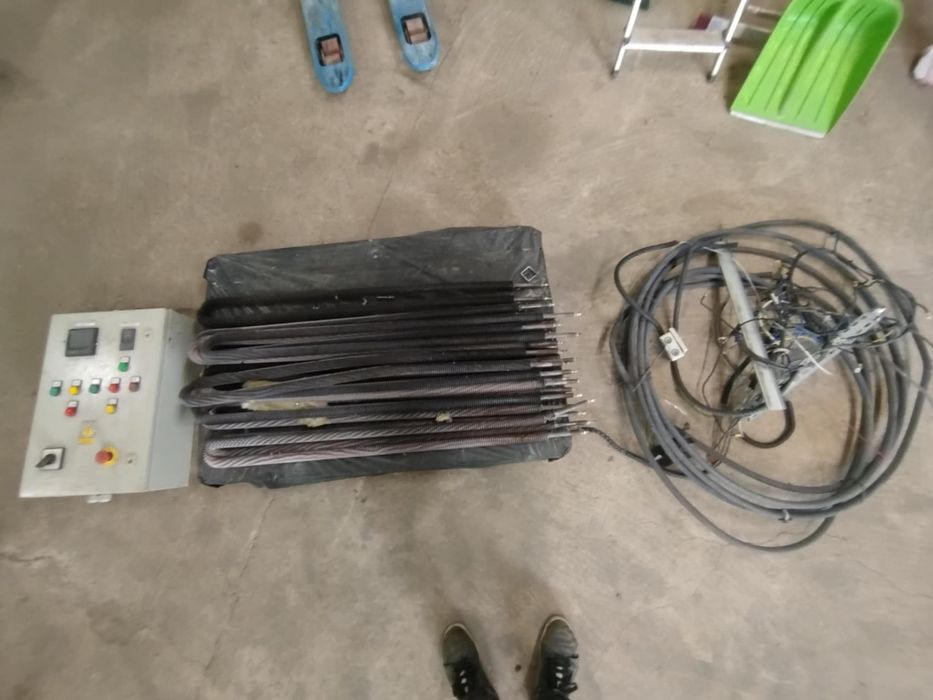 Kompletny zestaw elektryczny do pieca proszkowego.