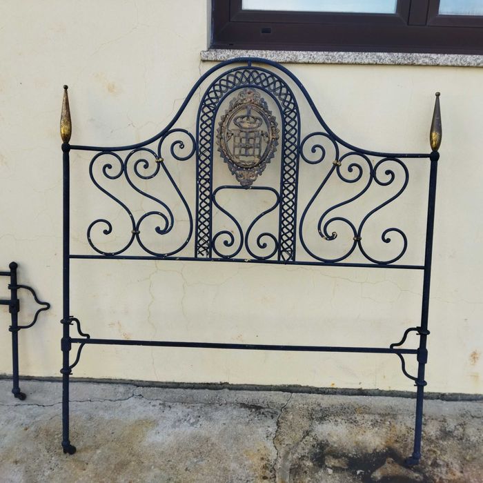Cabeceira cama antiga para desocupar