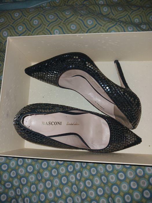 Шикарні туфлі-човники Basconi Limited Edition зі стразами (р. 35)