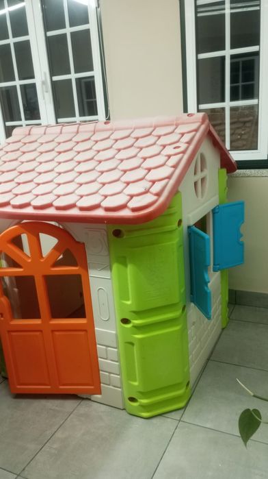 Casa para crianças brincar em muito bom estado.