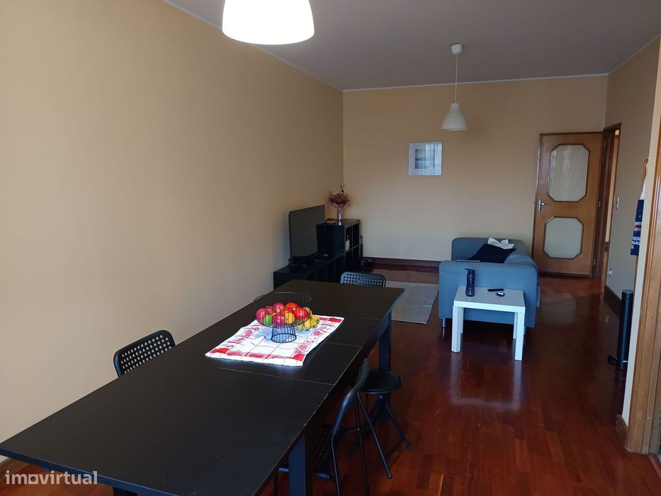 Apartamento T3 , na zona do Bonfim, com lugar de garagem e elevador.