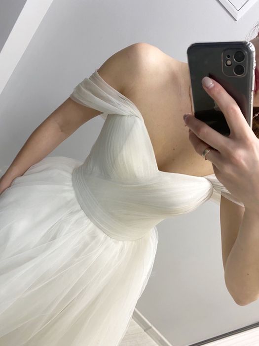 Весільна сукня з підʼюпником