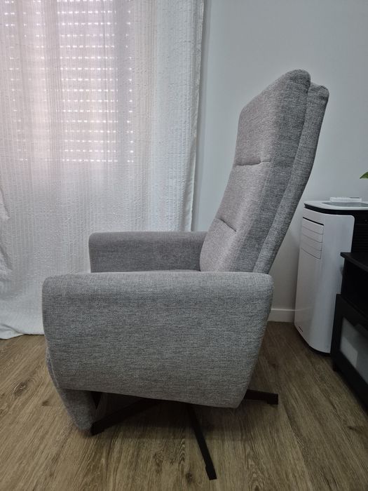 Poltrona cinzenta reclinável