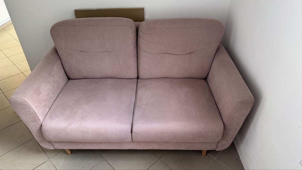 Różowa sofa dwuosobowa