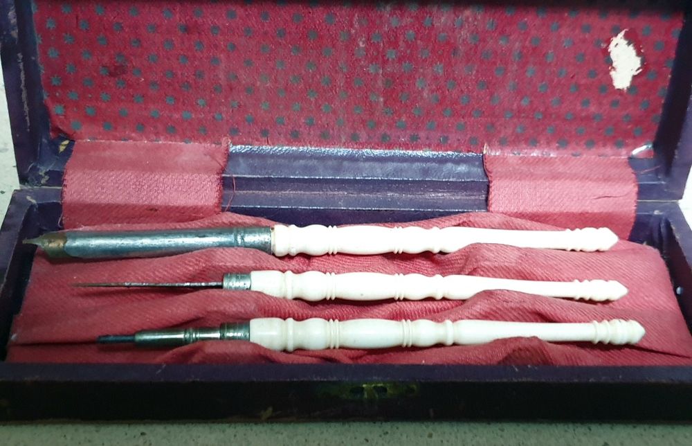 Antigo estojo com precioso Aparo, Corta Papel e Lapis - Sec. XIX