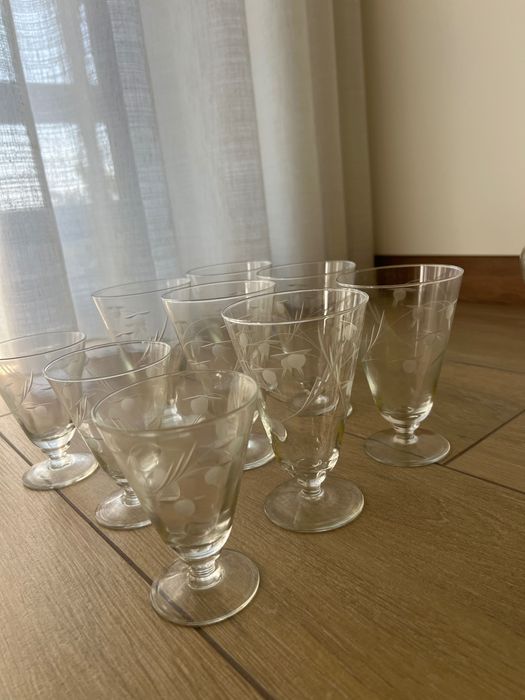 Conjunto de copos e taças