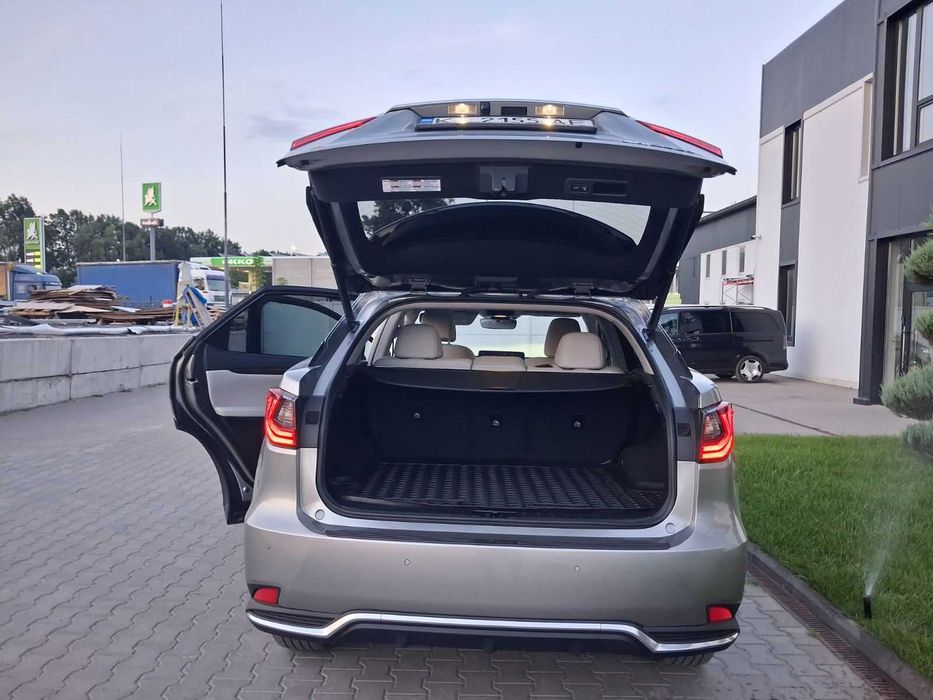 Обміняю преміальний гібрид на інше авто, нерухомість.