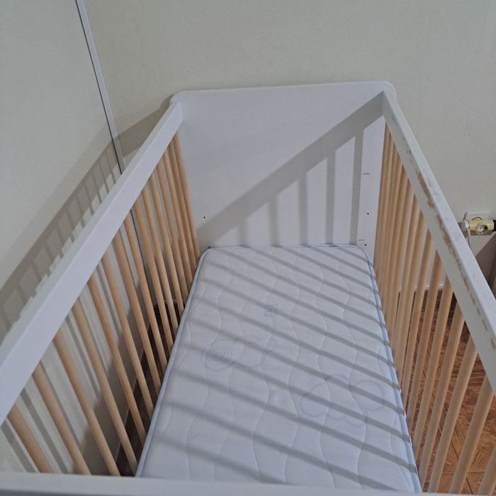 Berço de bebé + colchão e roupa de cama incluídos