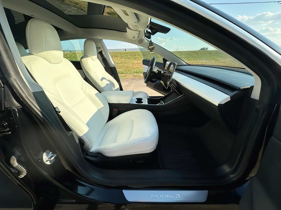 Tesla Model 3 Long Range      2019