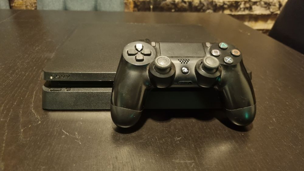 Ps4 Slim com comando