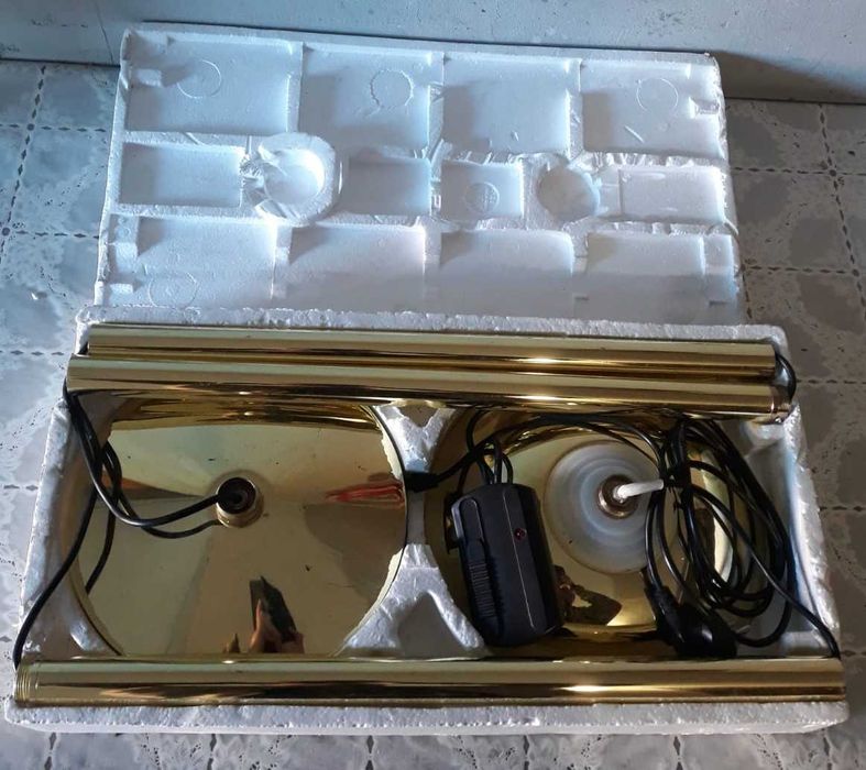 Halogenowa lampa oświetlająca sufit