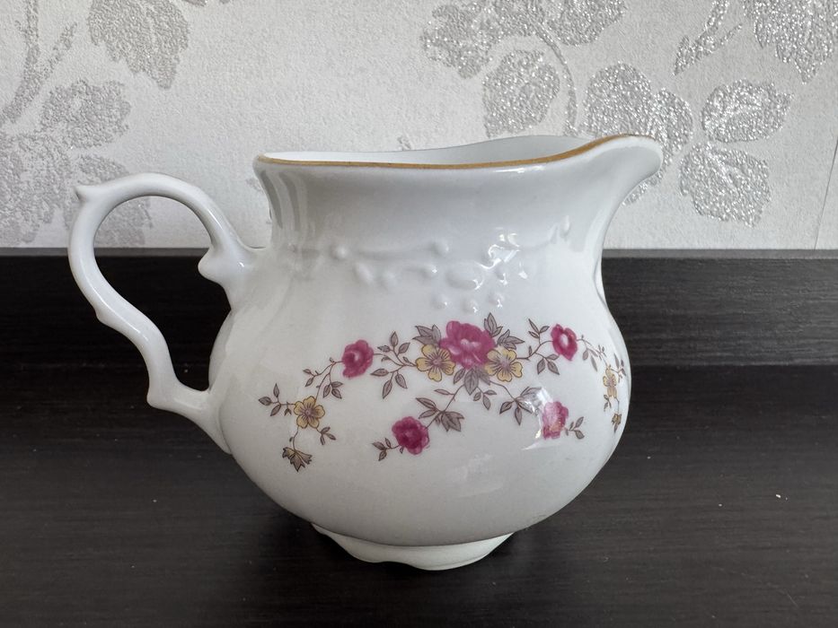 Sosjerka z czasów PRL, ceramika Karolina