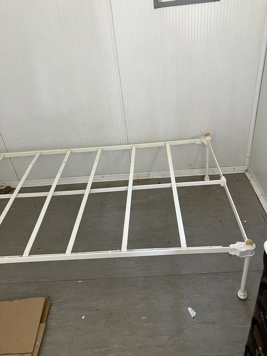 Cama de ferro corpo e meio
