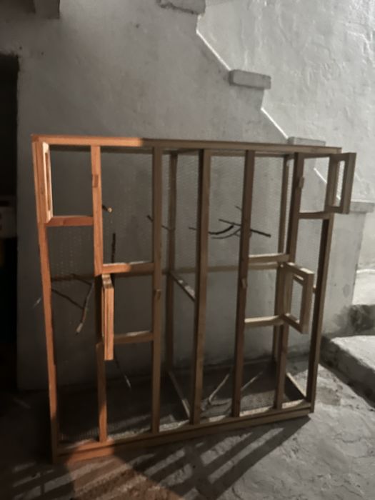 Voadeira de madeira para pássaros