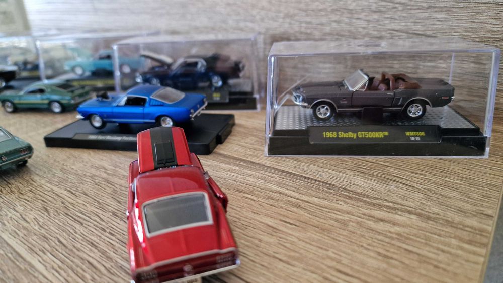 13 Miniaturas Ford Mustang 1:64