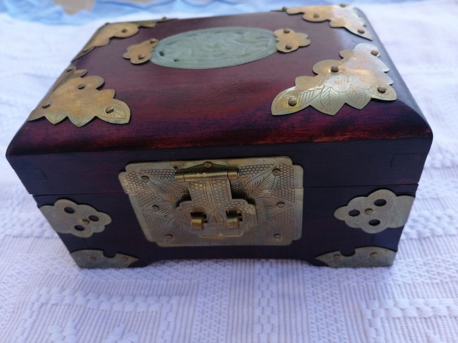 Guarda jóias madeira e aplicação madre perola