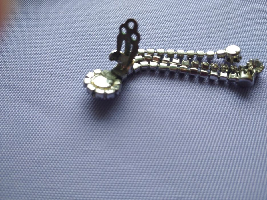 Искусственные украшения(броши,сережки).