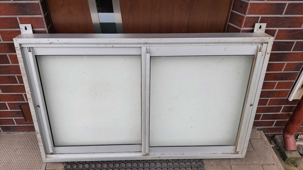 Gablota tablica witryna aluminiowa zamykana wisząca