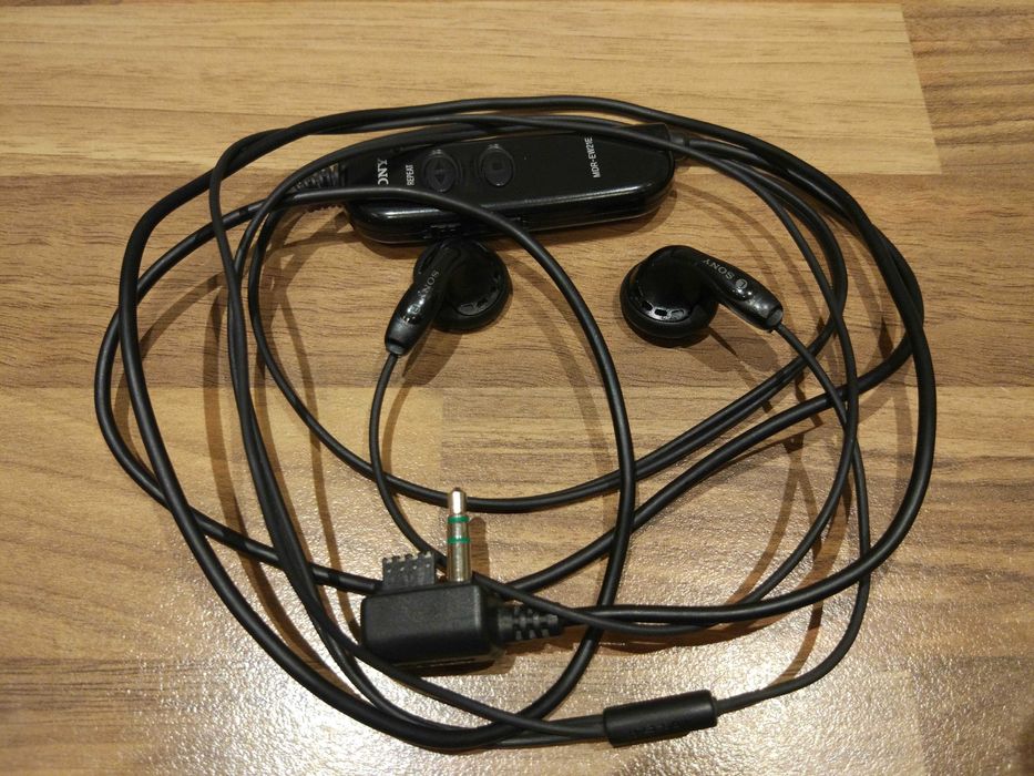 Walkman Sony WM-EX511 ze pilotem, słuchawkami i adapterem baterii