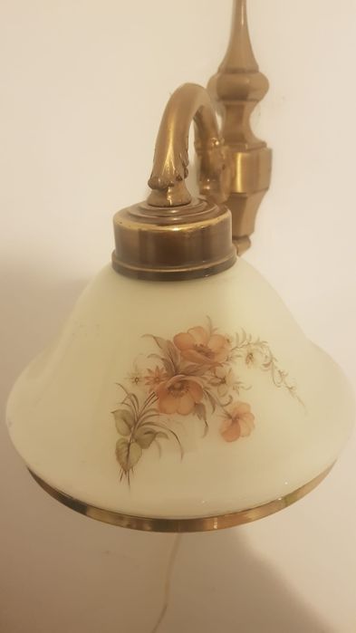 Kinkiet ze szklanym kloszem z malowanym kwiatem, mosiężny