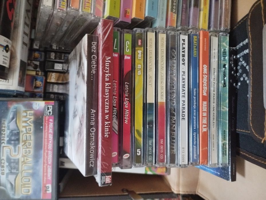 Zestaw płyt CD i filmów dvd cała walizka