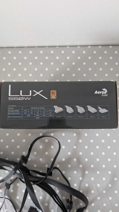 Fonte de Alimentação AeroCool Lux 550W 80 Plus Bronze (Com Caixa)
