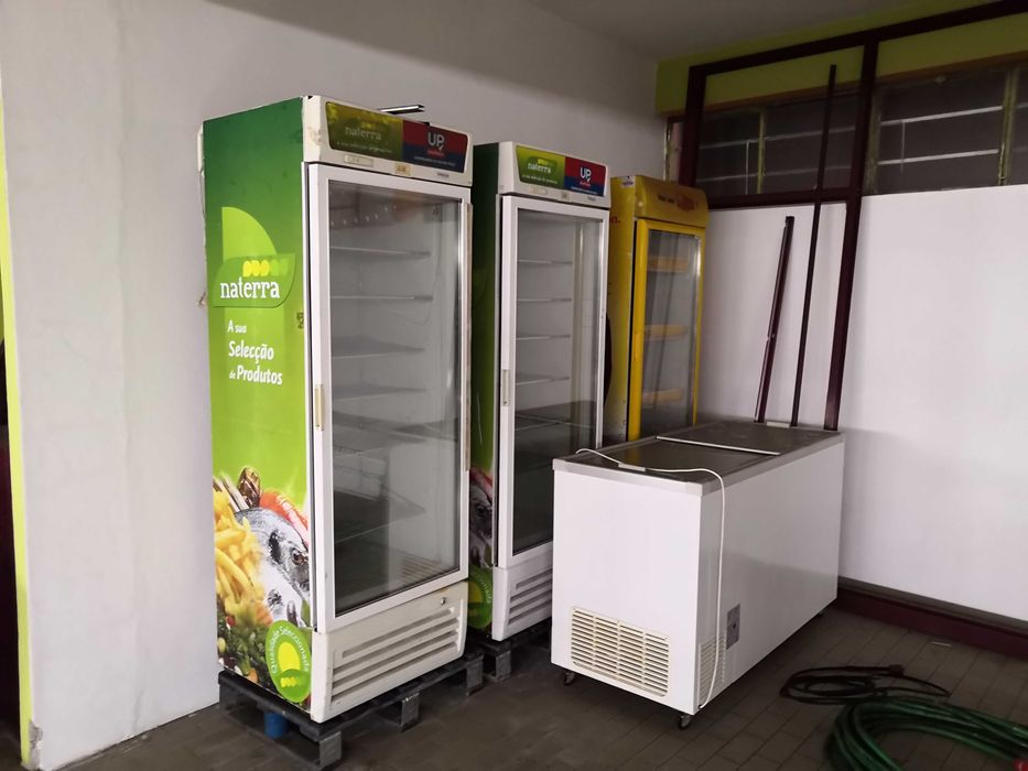 Congelador vertical porta de vidro.