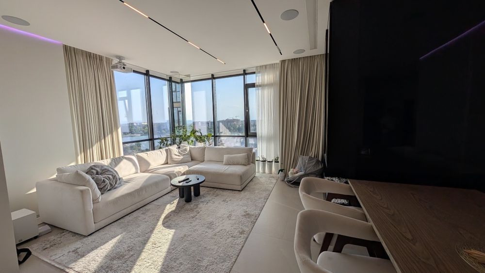 Видова квартира на міське озеро, панорамні вікна, дизайнерський ремонт