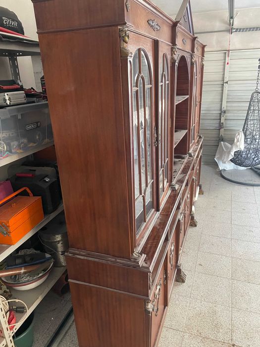 Móvel Cristaleira Clássico em Madeira Maciça com Detalhes em Bronze